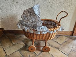 Poussette de poupée à capote en osier ancienne rénovée