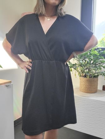 Robe noire H&M, taille M, très confortable! ☀️ 