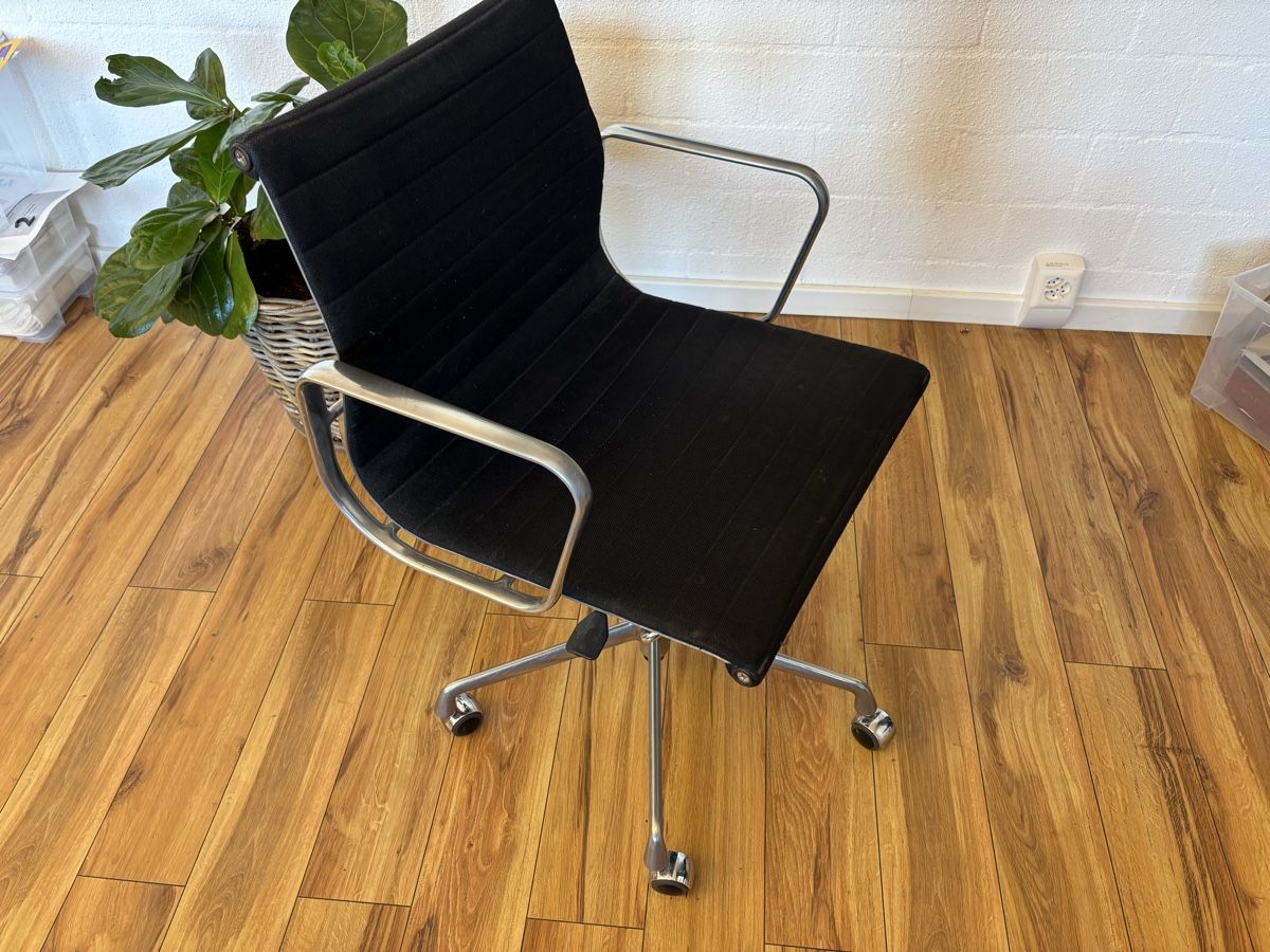 Eames Sedie: Eames Bürostuhl EA117 – Usato da Emmenbrücke venduto da Belle-Epoque