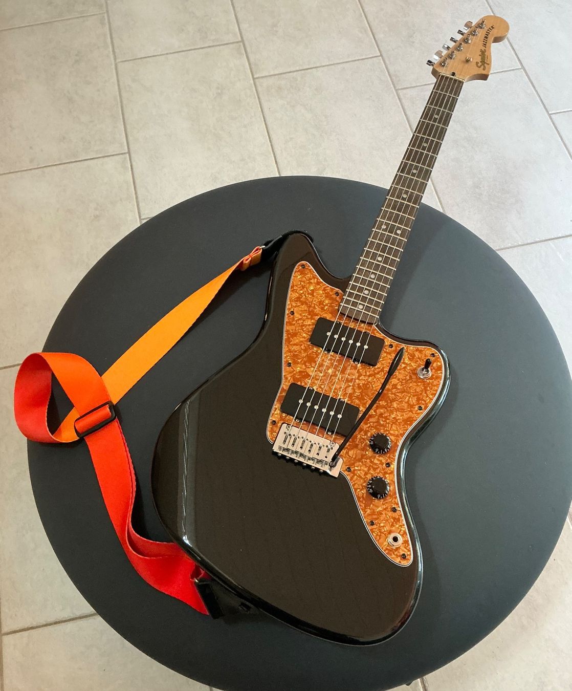 Squier Strumenti musicali: Squier by Fender Affinity Jazzmaster Ltd. Black/Burnt Orange – Nuovo (secondo la descrizione) da Rümlang venduto da barognoni 2