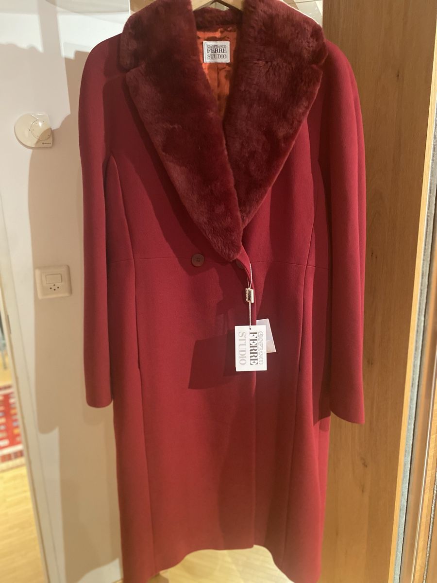 Gianfranco Ferre Cappotti: Ferre Studio vintage wool coat size 40 and 42 – Nuovo e nell'imballaggio originale da Eggersriet venduto da VintageCouture86