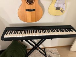 Yamaha P-85 Digitalpiano inkl. Ständer (88 Tasten)