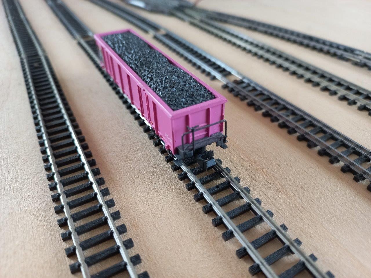 Roco Modelleisenbahnen: Roco Spur N Güterwagen   Eaos pink   intern 1 – Gebraucht aus Pfäffikon / ZH von Pefkadett 4