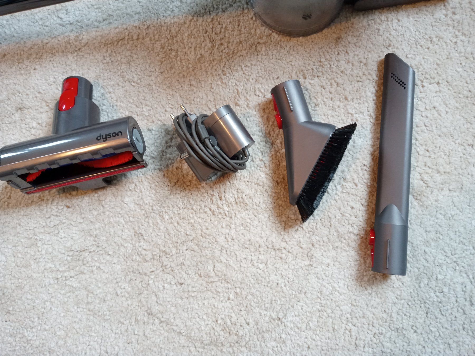 Dyson Staubsauger & Zubehör: Handstaubsauger Dyson V8 – Gebraucht aus Prez-vers-Siviriez von Monija70 2