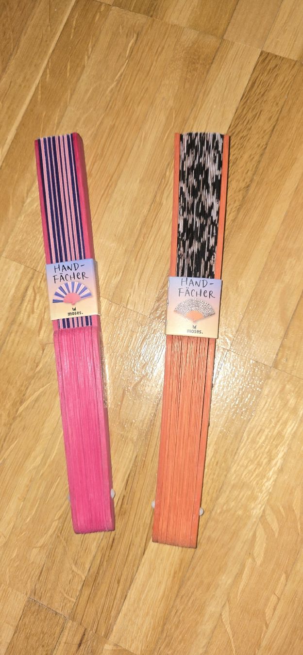 Toutes les décorations: 2 Handfächer Stoff Holz Pink Orange Neu – Neuf avec emballage d'origine à Seuzach par K_N