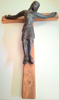 Kruzifix Jesus Figur aus Eisen auf Holz. 45cm. Antik.