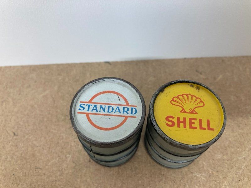 Modelleisenbahnen: Spur 0, Spur 1: 2 Ölfässer Shell, Standard, BP Ladegut – Gebraucht aus Büsserach von ModellbahnDepot 1