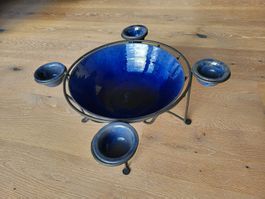 Keramikschalen in Metallgestell