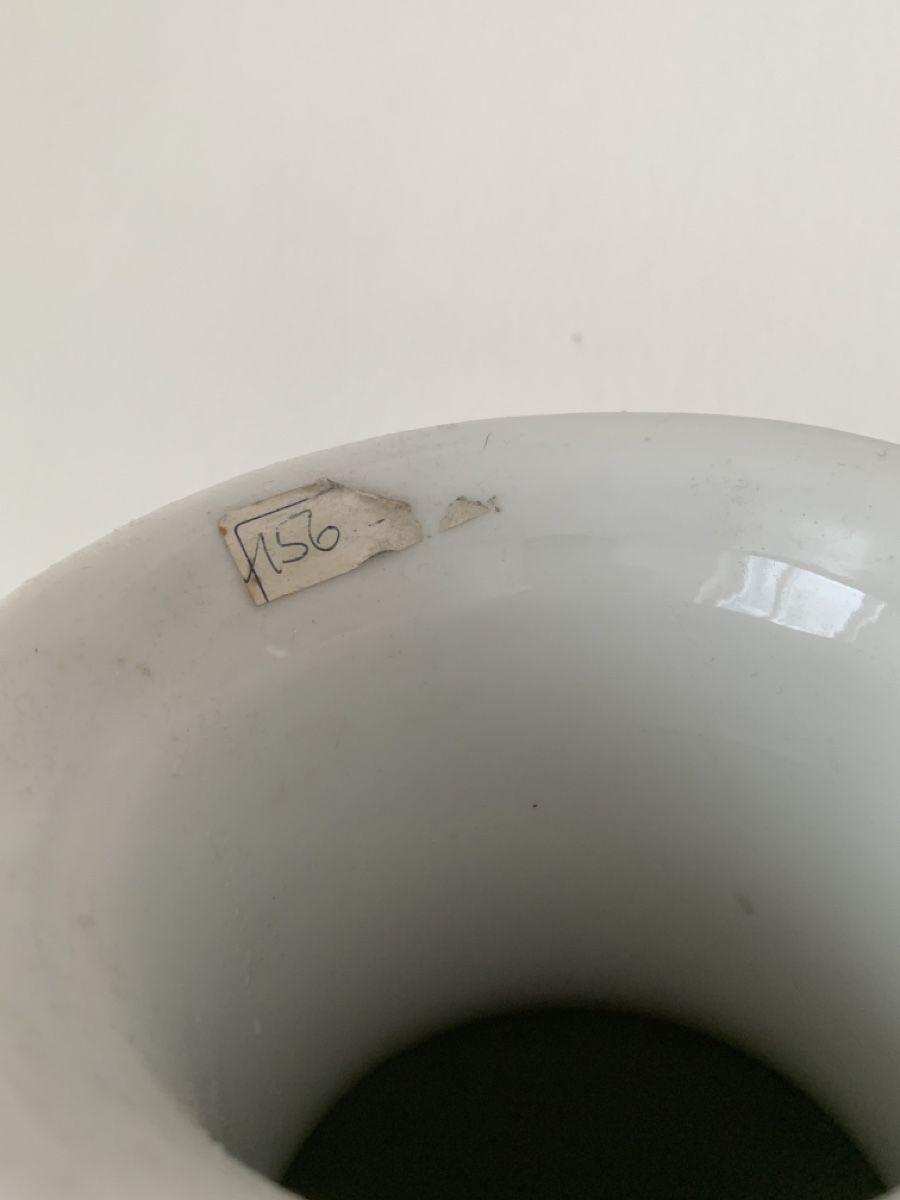 Vasen & Gefässe: Große Balauster-Vase blanc de chine – Gebraucht aus Basel von Amechan. 3
