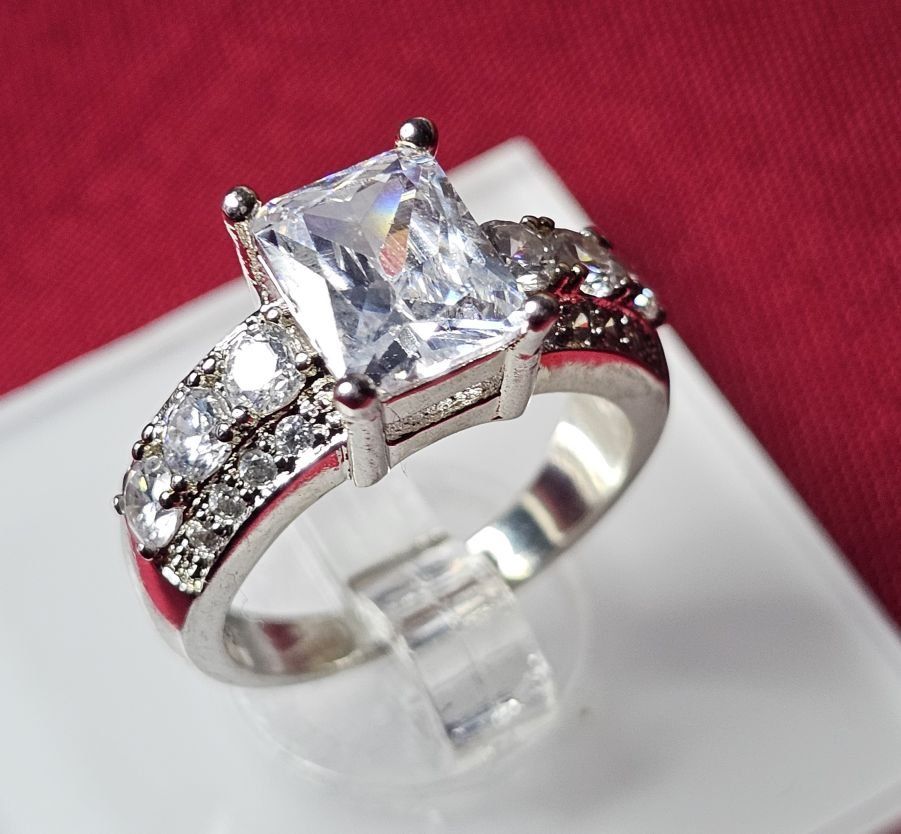 Anelli: Stilvoller Ring mit Zirkonia, 925 versilbert, Gr. 7 – Nuovo (secondo la descrizione) da Grenchen venduto da maretop