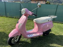 Scooter Wangye tipo vespa 50cc targa gialla 