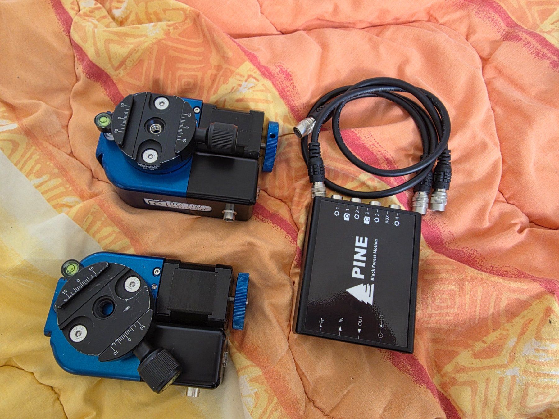 Appareil photo: Black Forest Motion Pan-Tilt mit Pine Motion Controller – D'occasion à Eiken par Marcovolt 2