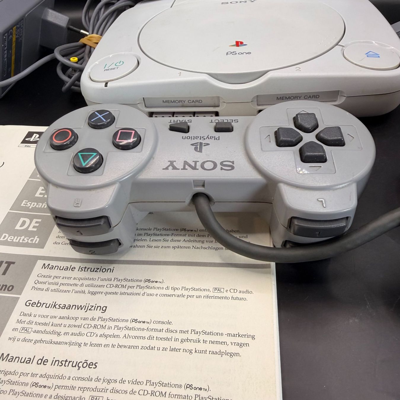 Sony Console: Sony PlayStation PS One Konsole mit LCD-Bildschirm – Usato da Düdingen venduto da Nerdworld 9