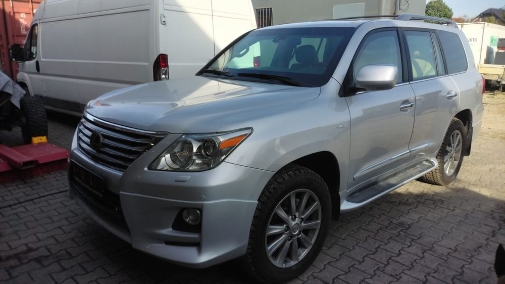 Lexus LX 570 mit VR6 PANZERUNG Personenschutzfahrzeug