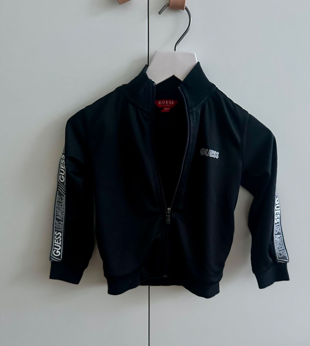 Guess Pullover & Sweatshirts: Guess Sweater – Gebraucht aus Dürrenroth von tvy_bh56