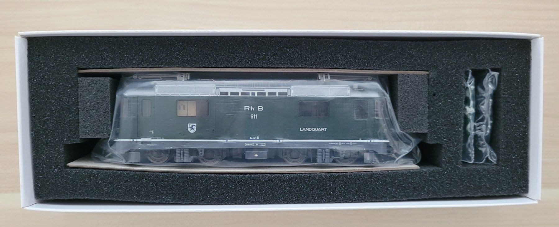 Bemo Modellini di ferrovie: Bemo 1258 110 RhB Ge 4/4 II 611 "Nostalgielok" – Nuovo e nell'imballaggio originale da Bremgarten AG venduto da Sportivo2007 1