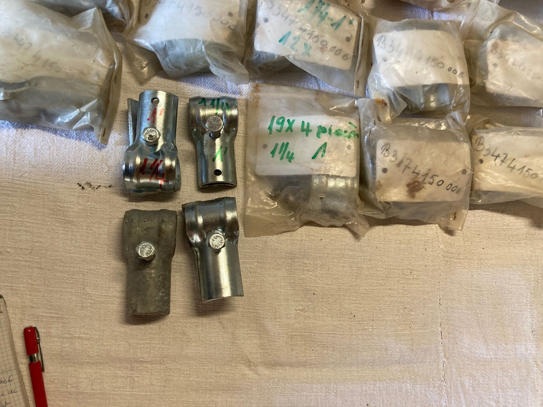 Recinzioni: 1 lot de 19 X4 pièces cornadis pour étable – Nuovo e nell'imballaggio originale da Bourrignon venduto da filledemai 1