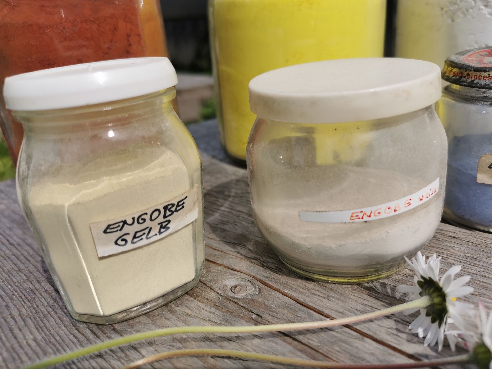 Farben: Farbpigmente verschiedene Farben, Engobe etc. – Gebraucht aus Berneck von nerina49 3