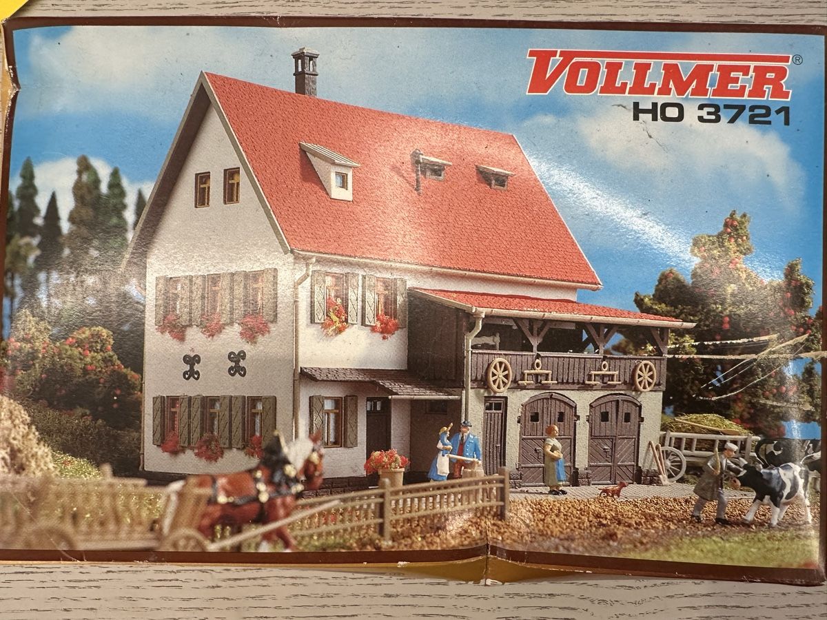 Vollmer Modelleisenbahnen: Vollmer 3721 Bauernhof mit Scheune – Neu und originalverpackt aus Lupsingen von New-Haven