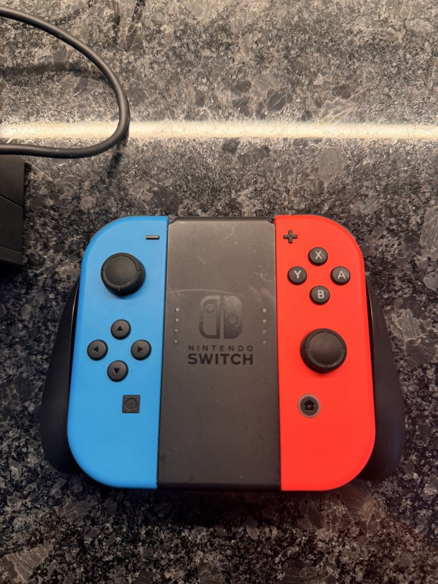 Nintendo Spiele: Nitendo Switch Set mit einem Spiel – Gebraucht aus Rorschach von med_cg8c