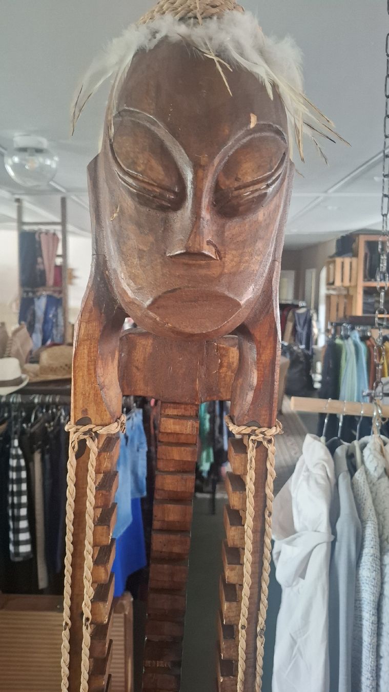 Statuette: Afrikanischer Holz-CD-Ständer / Rustikale Deko-Statue  – Usato da Horn venduto da dav_ddb9 1