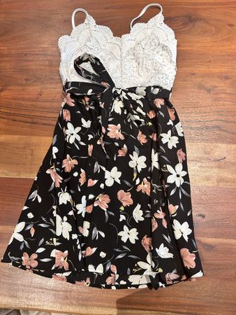 Sommerliches Spitzenkleid mit Blumenmuster, Grösse XS