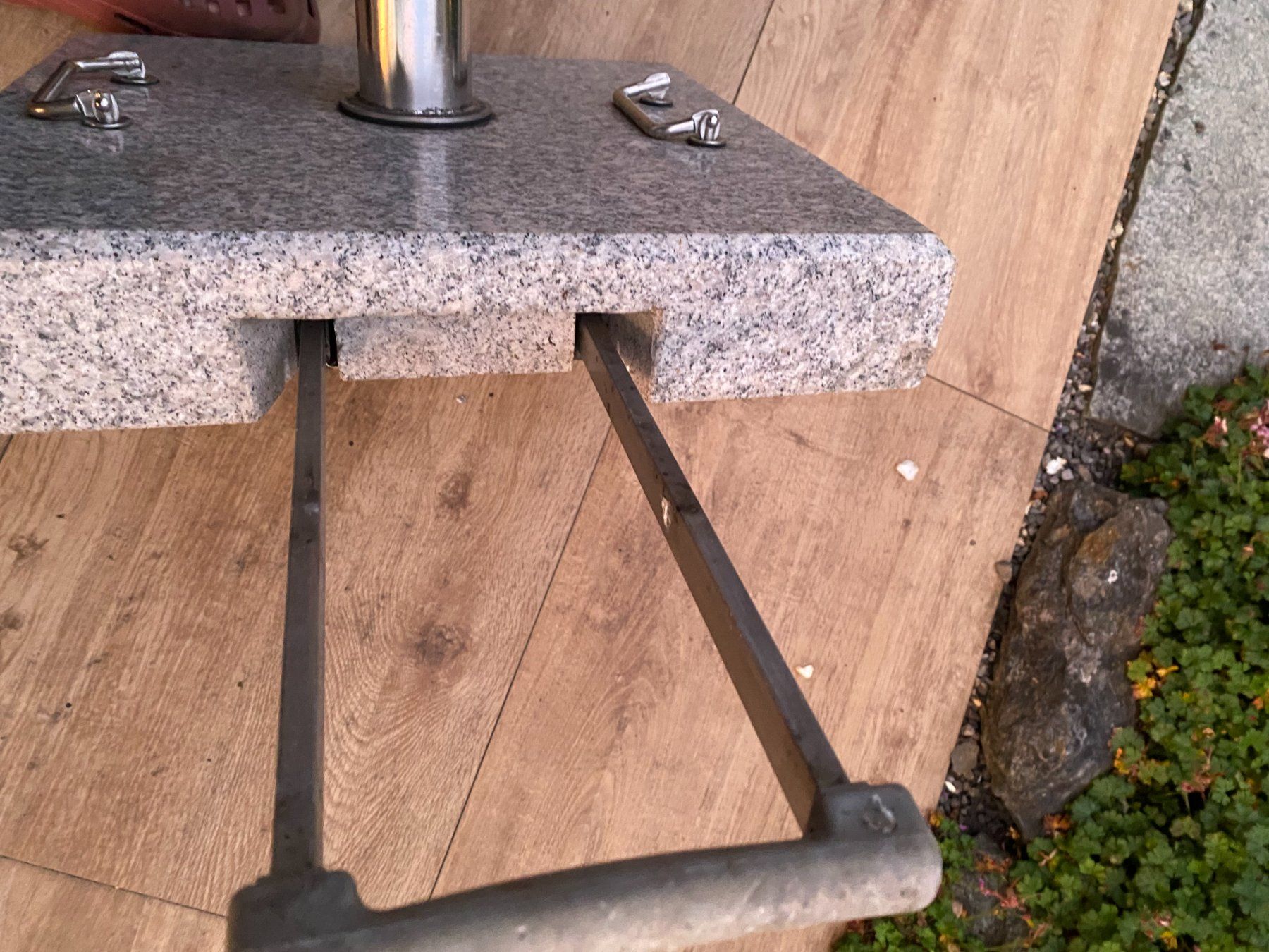 Sonnenschirme: Polyester Sonnenschirm mit Granit-Sockel – Gebraucht aus Landquart von Pst3 3