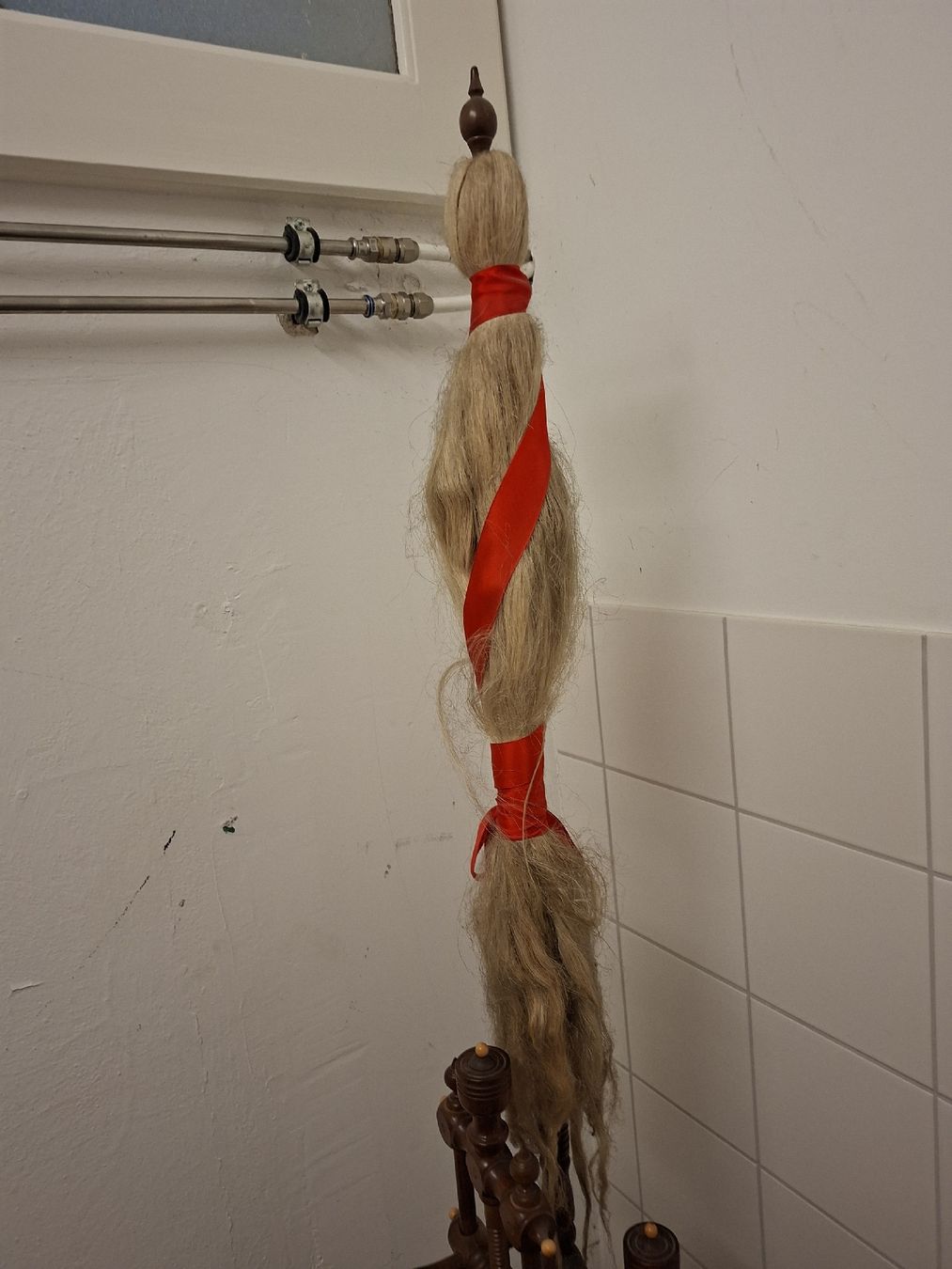 Ruote per filare: Antikes Spinnrad aus Holz mit Garnrolle,  – Usato da Olten venduto da Mezopotamya 3