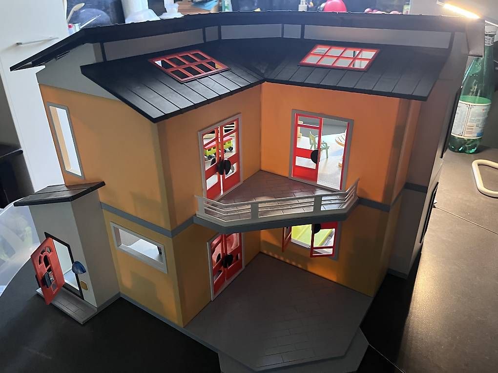 Maisons pour enfant: Maison play mobile neuve complète meublée  – D'occasion à Le Lignon par nad_5yrd 1