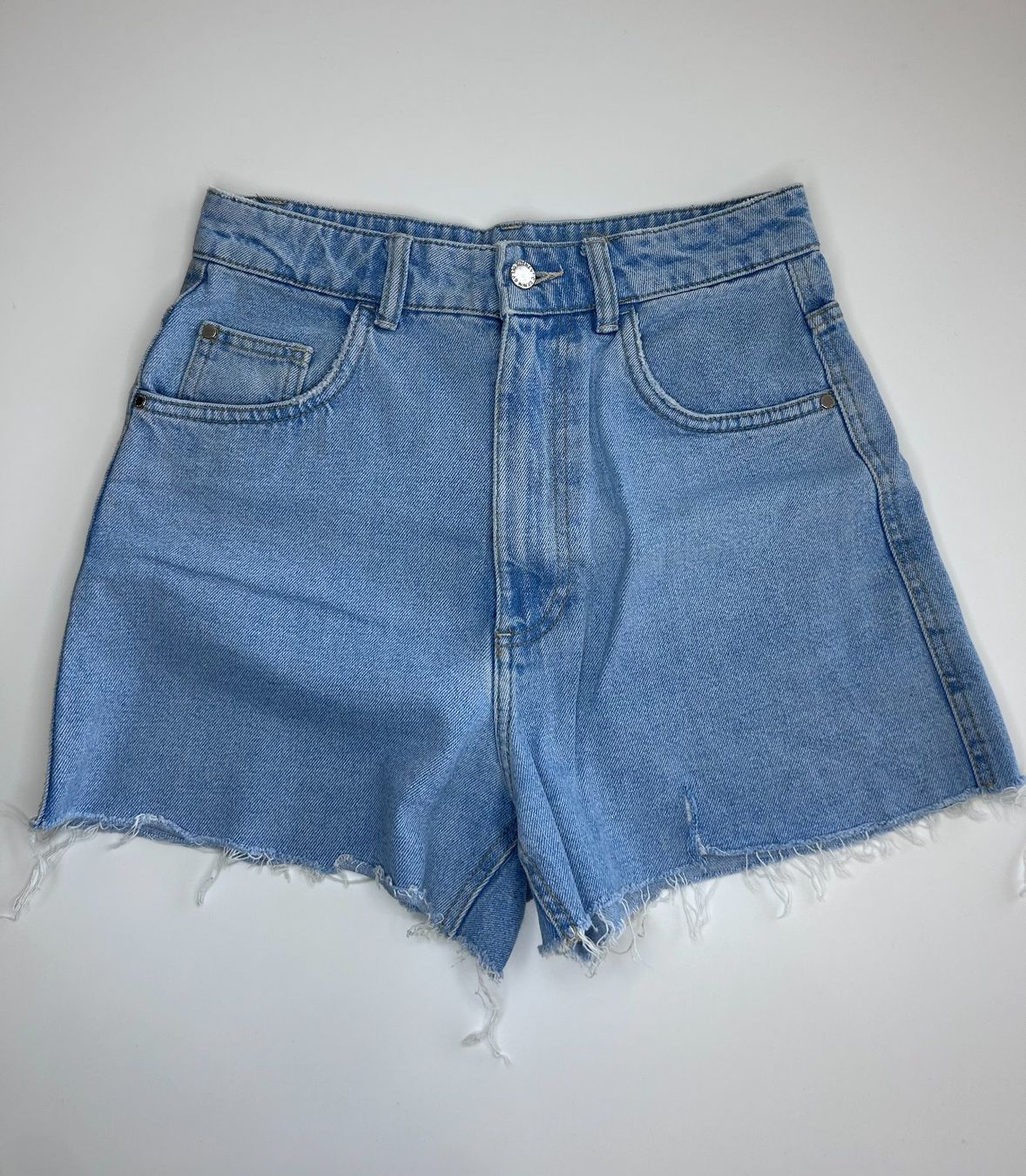 Zara Hosen: Zara Denim Shorts – Gebraucht aus St. Gallen von look-twice