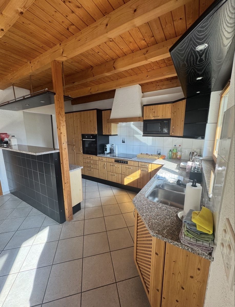 Cucine complete: Küche (Holzfronten mit Granitabdeckung und Bar) – Usato da Langenthal venduto da schneeberger-16 3