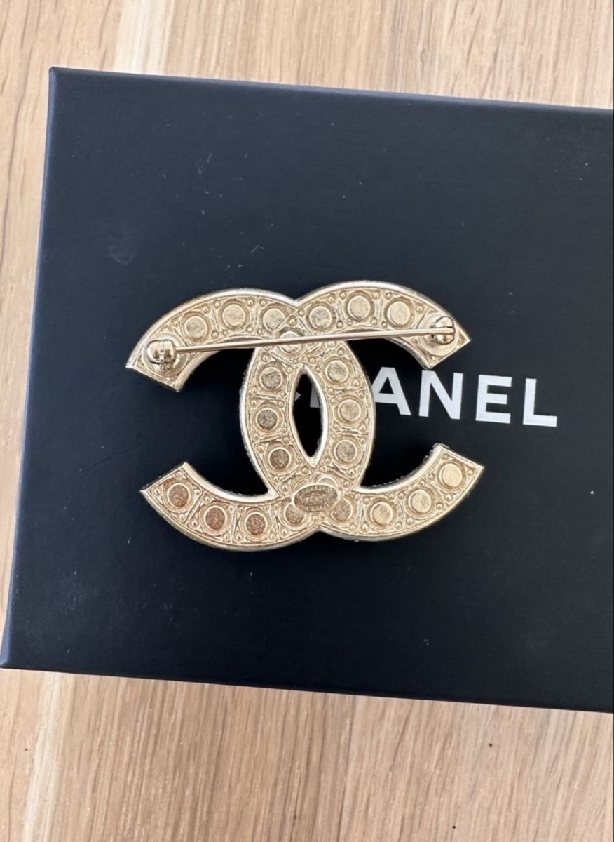 Chanel Spille & Fermagli: CHANEL Brosche mit Perlen und Strasssteinen – Usato da Luzern venduto da nat_b6wh 2
