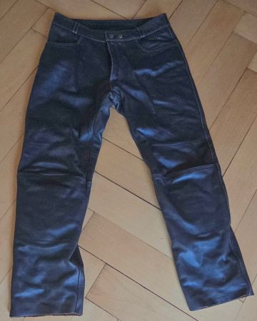 Coole Lederhose, Grösse M/50, mit integriertem Knieschutz