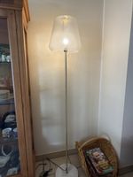 Stehlampe mit Glassschirm und Steinfuss