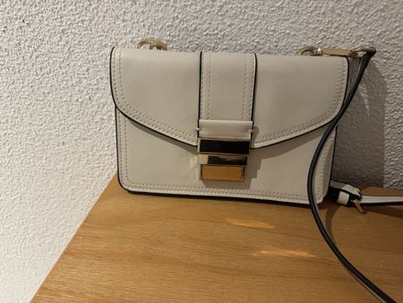 Elegante Handtasche in Weiss mit goldenen Akzenten