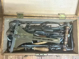 Werkzeugkasten mit altem Handwerkzeug aus Metall gebraucht