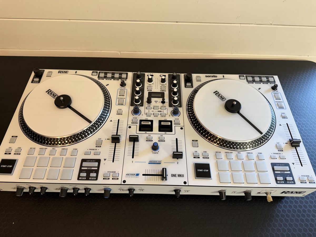 Rane Console di mixaggio: Rane One MK2 DJ Controller + Weisse Discs + Kuttin Donuts – Usato da Thayngen venduto da Karbonara