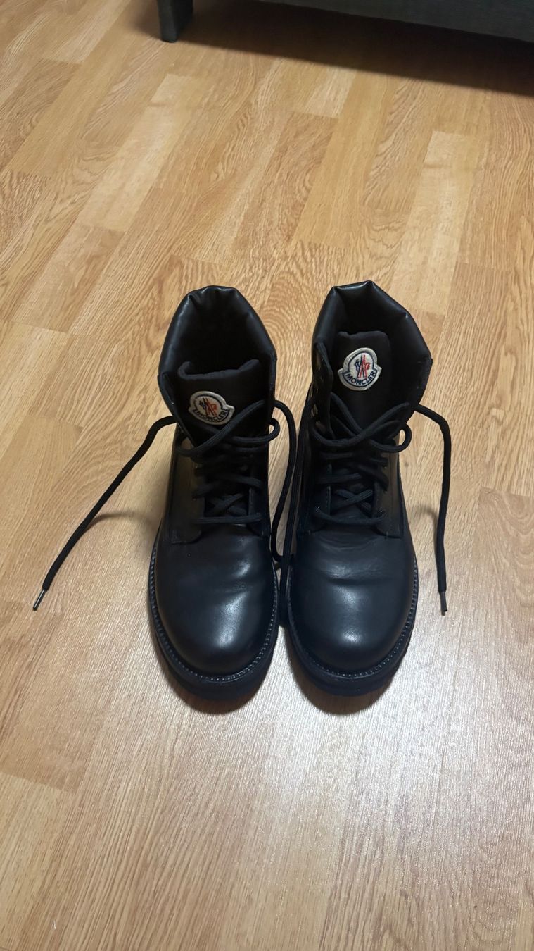 Moncler Herrenschuhe: Moncler boots black leather – Gebraucht aus Crans VS von stef.starce