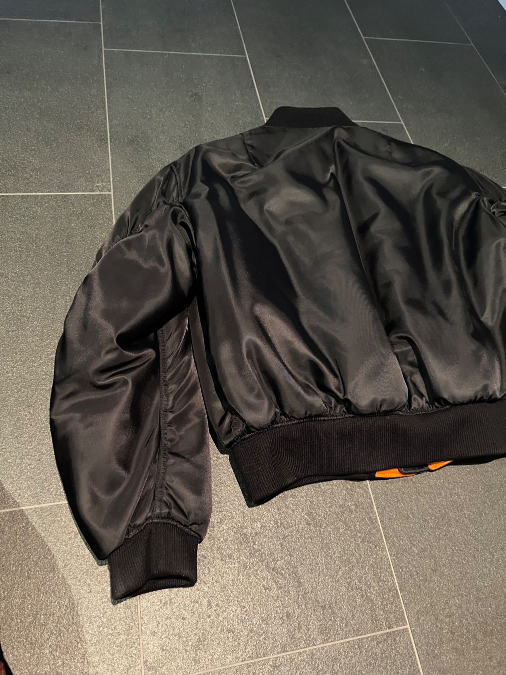 Prada Giacche: Prada Re-Nylon Bomber Jacket – Usato da Gelterkinden venduto da VALE_G 4