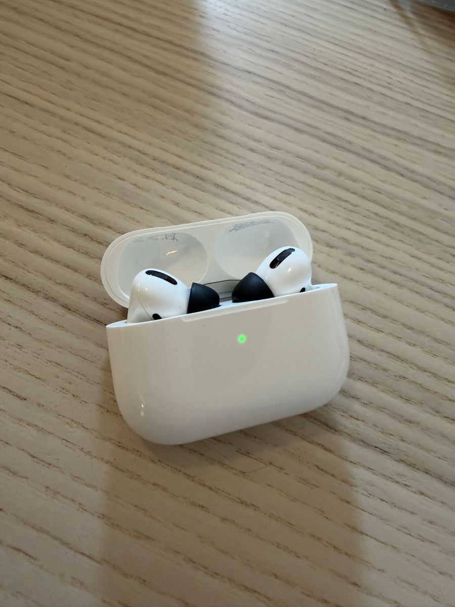 Apple Kopfhörer: AirPods Pro + Case – Gebraucht aus Zürich von jon_8nhk