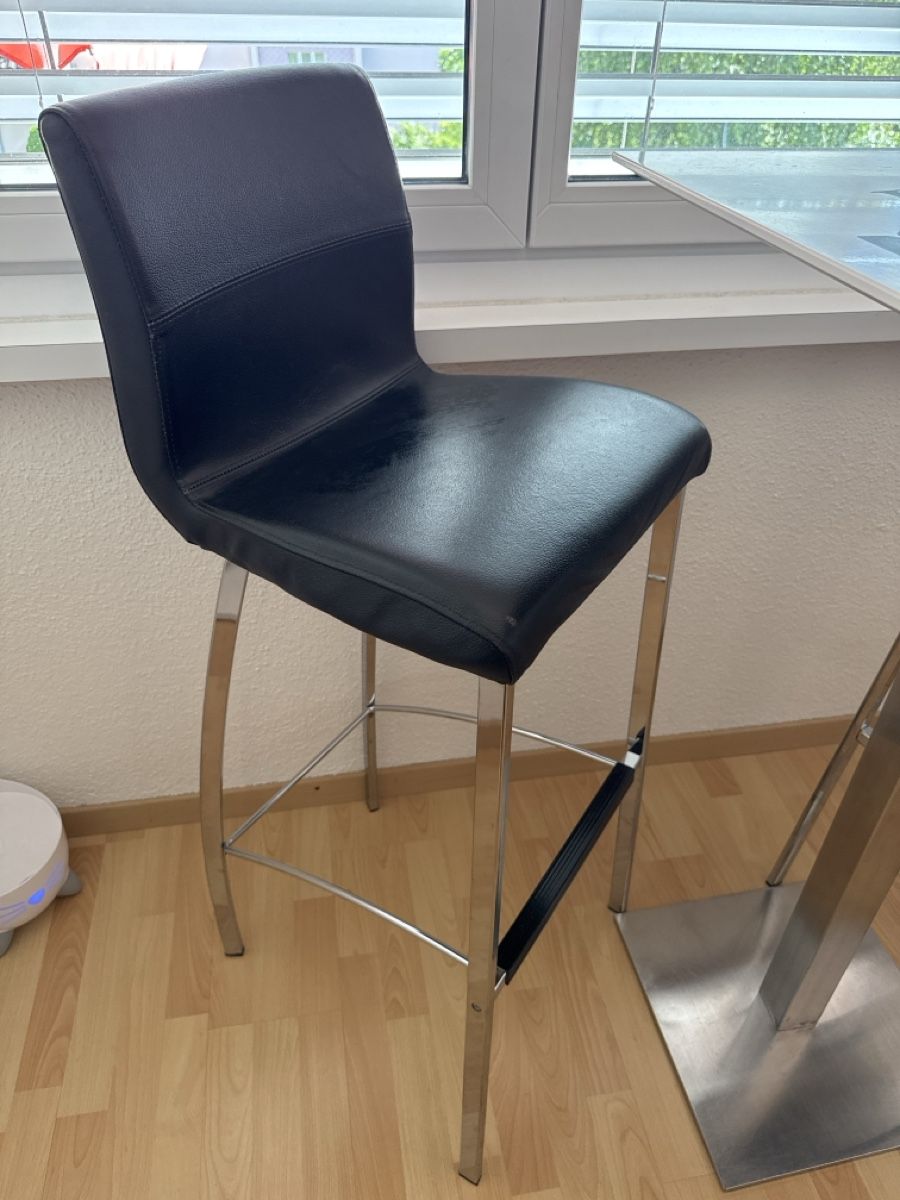 Set de table et chaises: Stehtisch mit 2 Barhockern Leder schwarz/Chrom – D'occasion à Pfäffikon ZH par Fruchtsaft 2