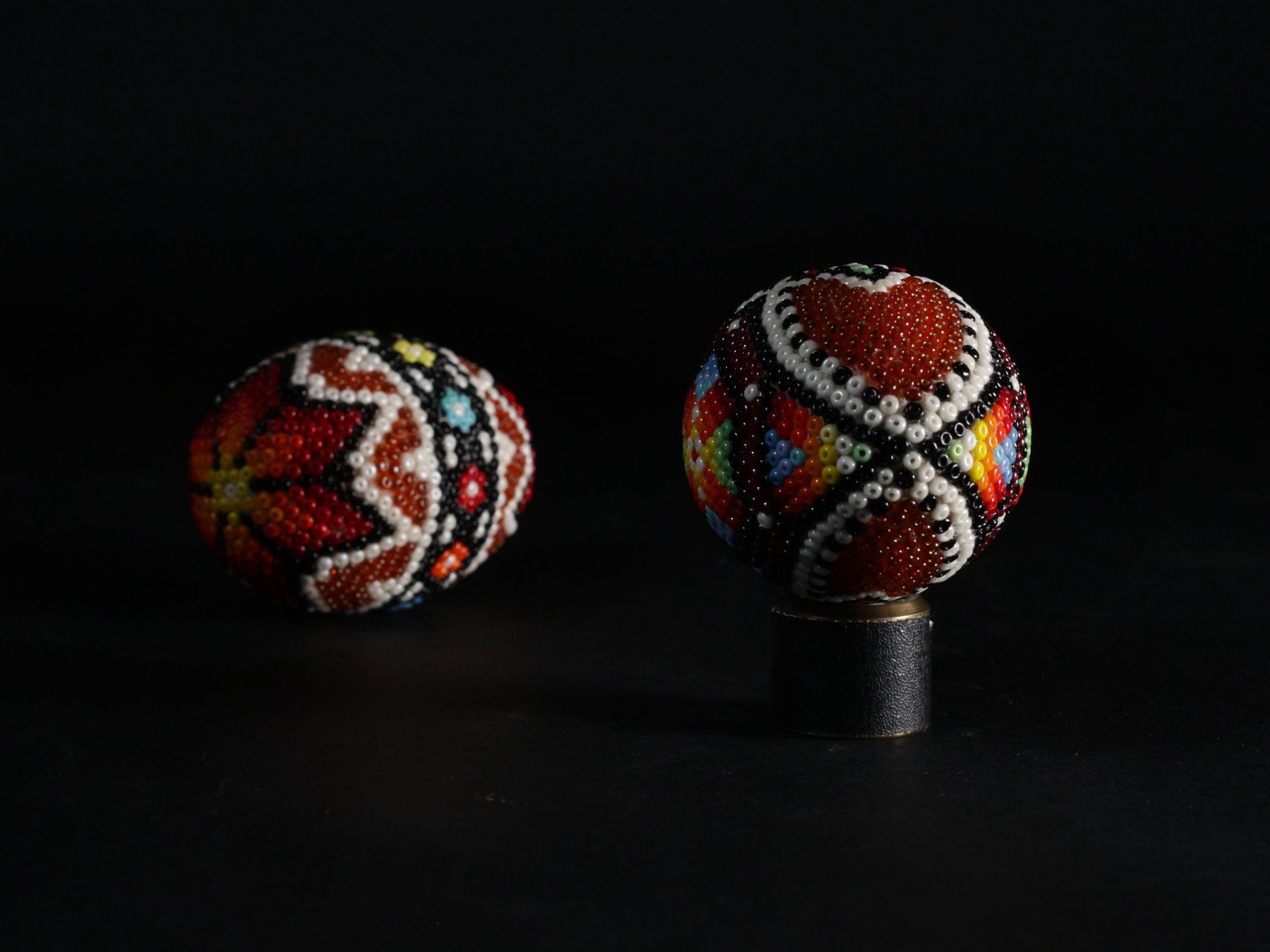 Alle Dekorationen: lot de 2 oeufs perlés - Pâques - artisanat roumain – Neu (gemäss Beschreibung) aus Biel/Bienne von grandsultan