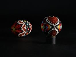 lot de 2 oeufs perlés - Pâques - artisanat roumain