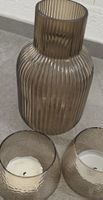 Windlichter und passende Vase aus Glas für gemütliche Abende