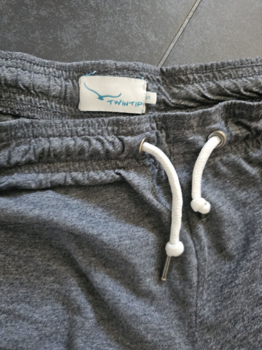 Lotti di vestiti: Short Twintip gris en taille S – Usato da Sornetan venduto da T.a333 2