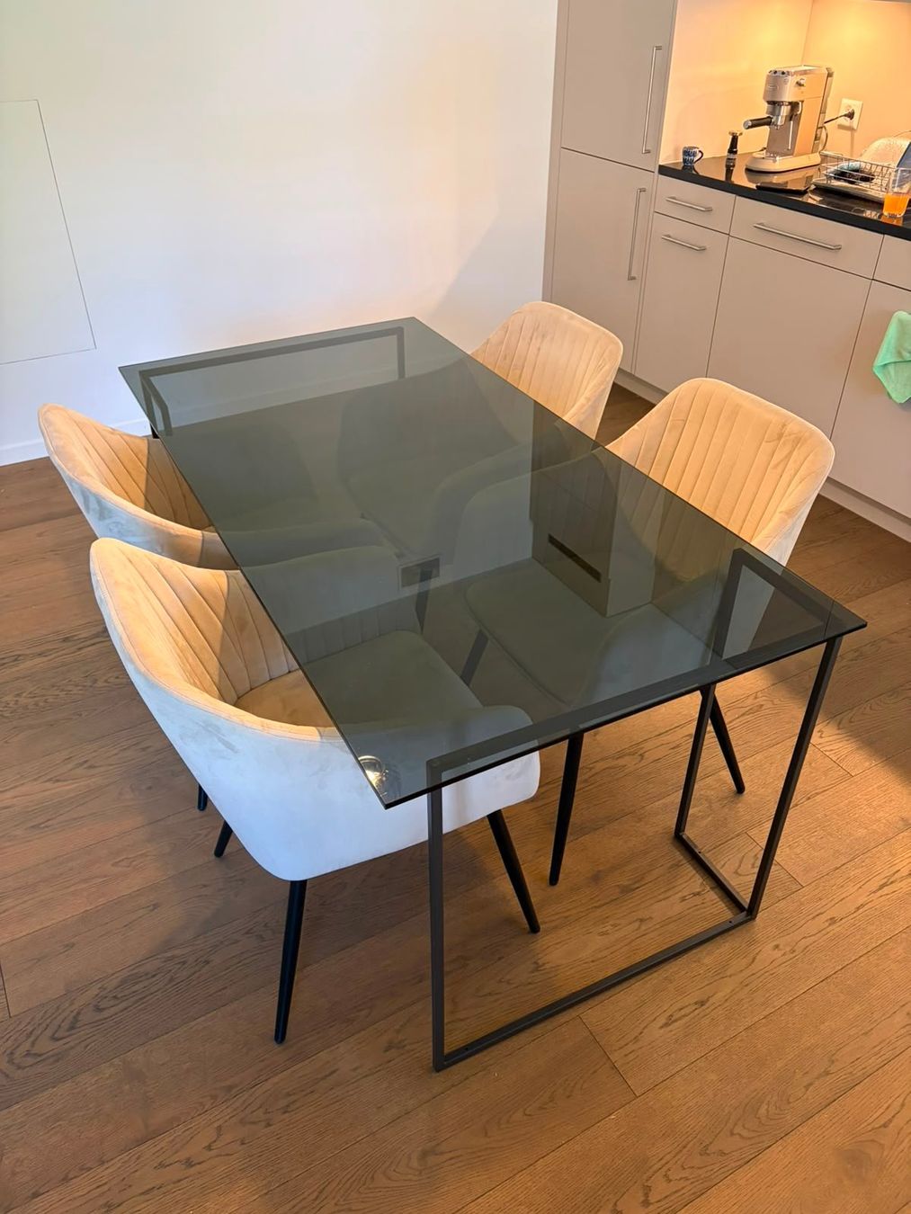 Set de table et chaises: Esstisch mit vier Stühlen – D'occasion à Zürich par eva_72gr