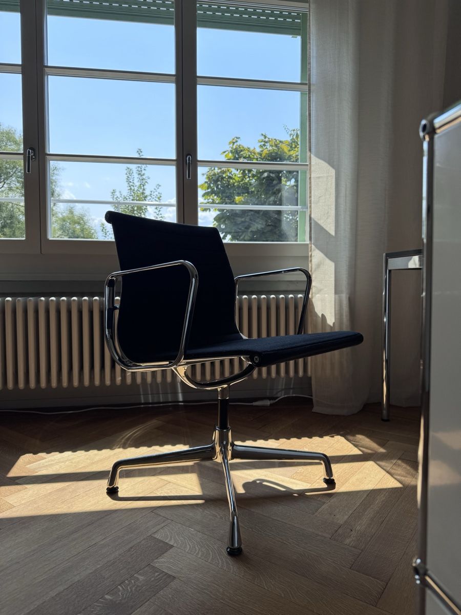 Vitra Sessel: Vitra Eames Alu Chair EA107 Hopsak nero – Gebraucht aus Bern von saduisel