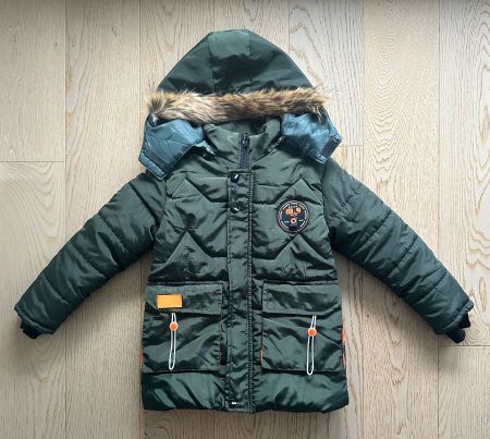Kinder Winterjacke Grösse 128 dunkelgrün mit Kapuze