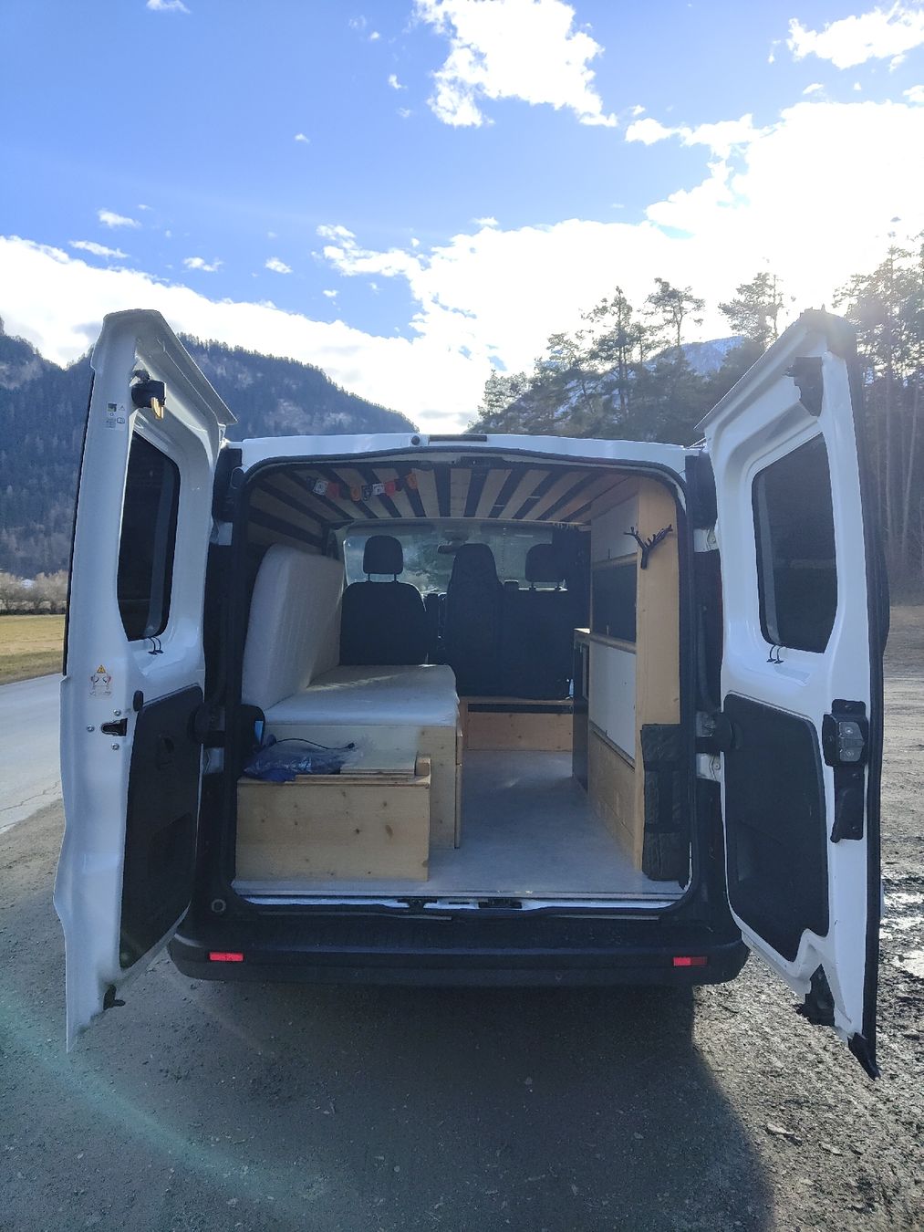 Renault Camping Fahrzeuge: Renault Trafic Camper Van (MFK April 26) – Gebraucht aus Speicher von lucenera 4