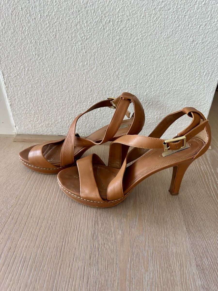 Zara Scarpe da donna: Zara tan leather cross-strap sandals – Usato da Horgen venduto da cfedier2212 1